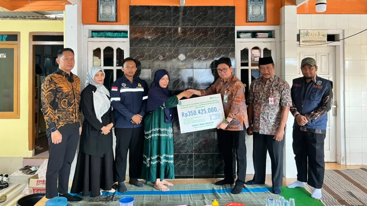 GERAK CEPAT: BPJS Ketenagakerjaan menyerahkan manfaat kepada ahli waris Nurul Rian Hidayat di Pamekasan, Jumat (19/9).