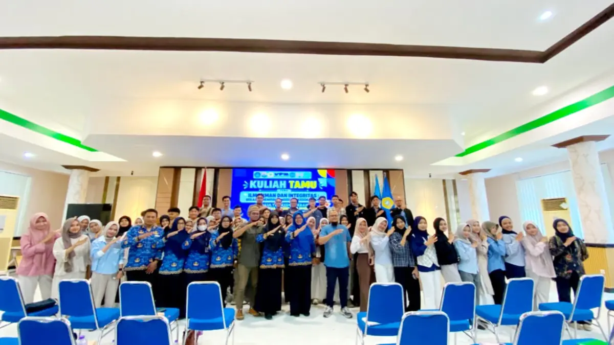 LANCAR: Puluhan mahasiswa Fakultas Kedokteran UTM dan jajaran dekanat berfoto dengan narasumber Kuliah Tamu Spiritual Coaching bertema Ilmu, Iman, dan Integritas: Bekal Menempuh Pendidikan Kedokteran, Kamis (17/9).