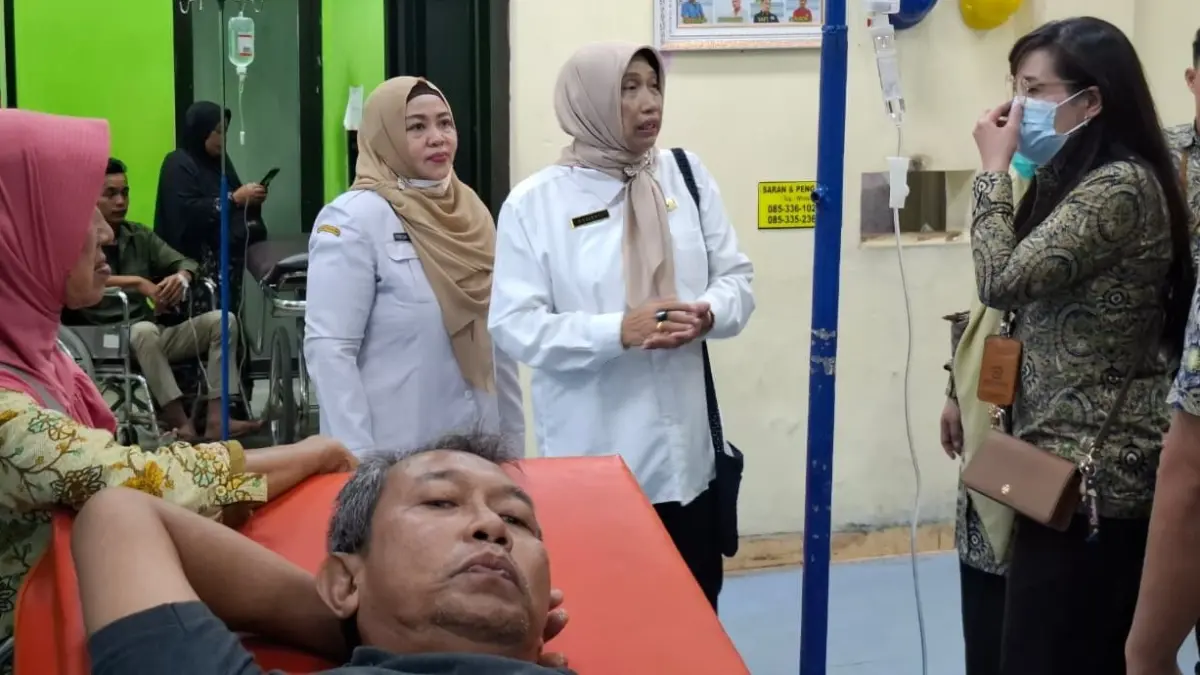 MELAYANI: Direktur RSUD dr. H. Moh. Anwar Sumenep Erliyati memantau layanan kesehatan di lembaganya.