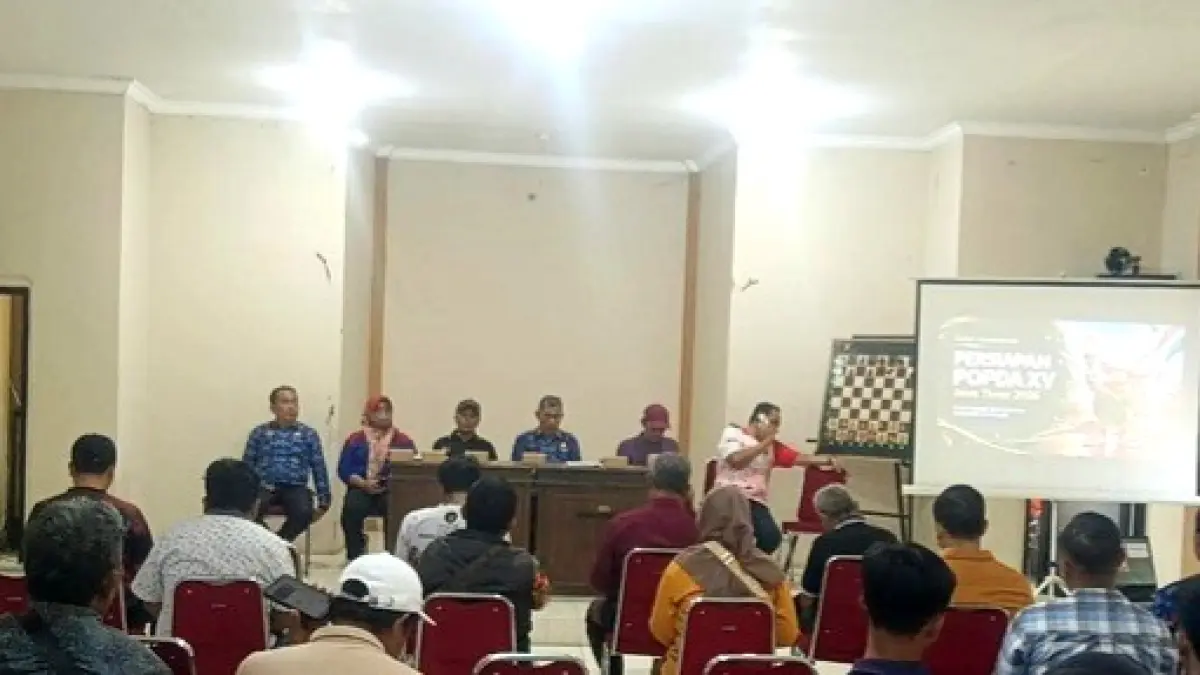 PERSIAPAN: Sejumlah cabor mengikuti rapat persiapan Popda XV Jawa Timur di kantor Dispora Bangkalan Kamis (17/9). (KONI BANGKALAN UNTUK JPRM)