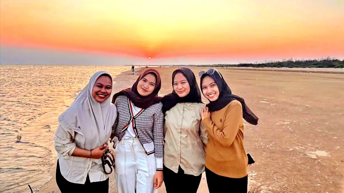 BERLIBUR: Dari kanan, Laila Al Istighfara, Elveta, Premuriska, dan Zalfa Aqila, berpose saat berkunjung di Pantai Bentar Alam, Kelurahan Polagan, Sampang, Rabu (17/9). (UBAIDILLAHIR RA’IE/JPRM)