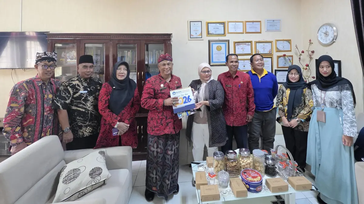 BERSINERGI: Kepala Dispendik Sumenep Mohamad Iksan didampingi kasi dan guru master menerima cendera mata dari Kepala BBJT Puji Retno Hardiningtyas di Kantor Dispendik Sumenep, Jumat (23/1).