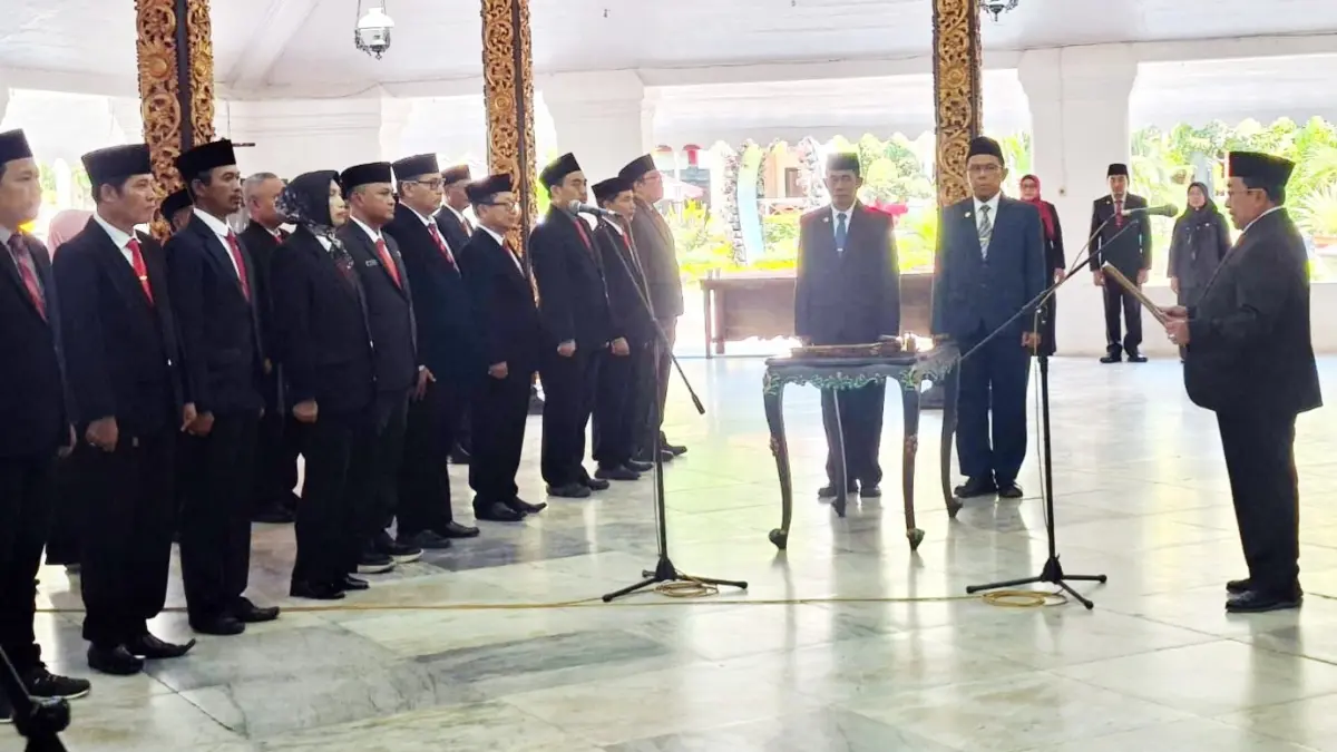 DISUMPAH: Wakil Bupati KH Imam Hasyim saat melantik pejabat administrator dan pejabat pengawas di Pendopo Agung Keraton Sumenep, Jumat (18/9). (MOH. LATIF/JPRM)