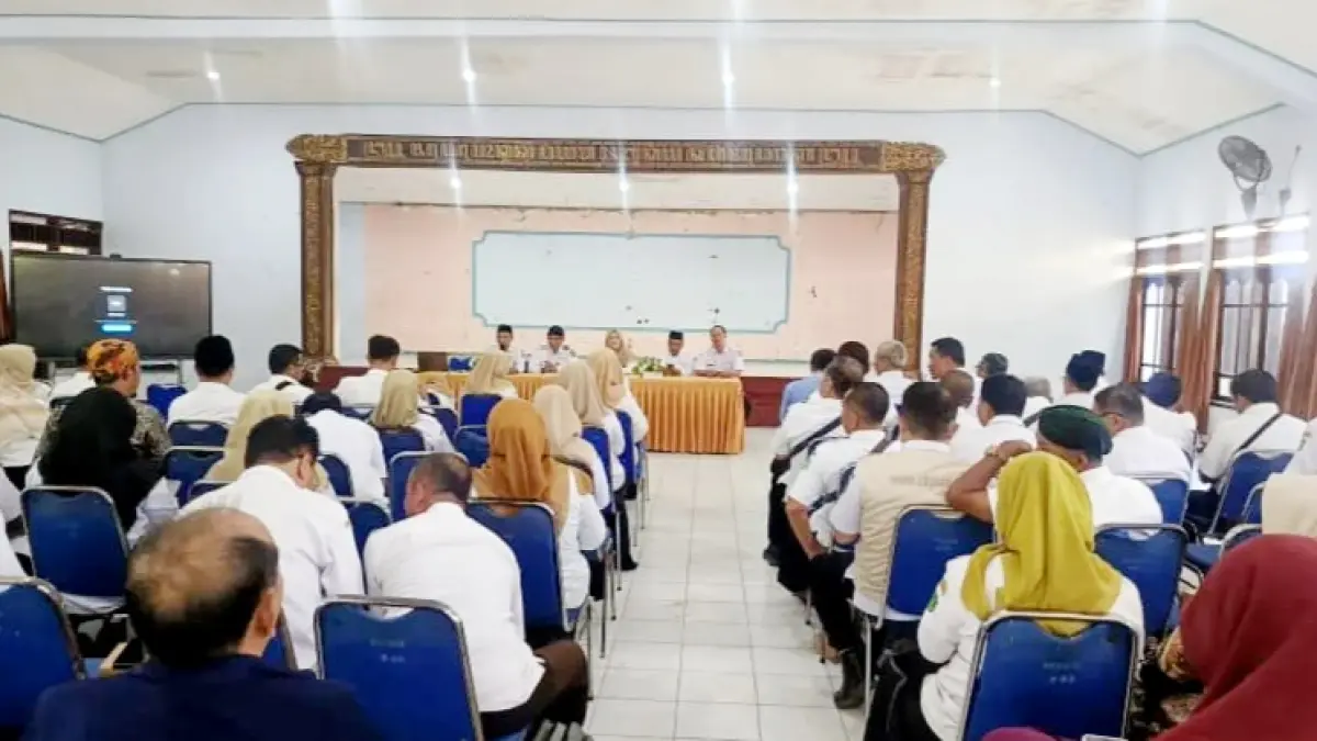 FOKUS: Kepala Dispendik Sumenep Moh. Iksan dalam kegiatan pertemuan dengan kepala sekolah di Gedung Ki Hajar Dewantara, Sumenep. (DISPENDIK UNTUK JPRM)