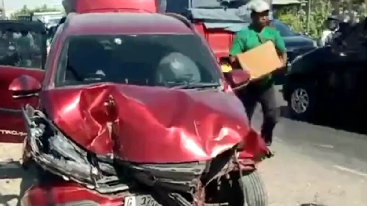 LAKA LANTAS: Warga mengeluarkan rokok ilegal dari mobil yang terlibat laka lantas di Jalan Raya Bancelok, Sampang, Rabu (16/9). (TANGKAPAN LAYAR)