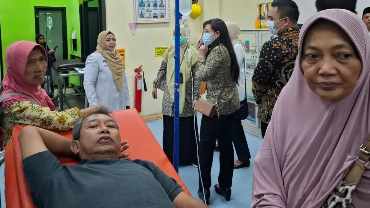 MELAYANI: Petugas RSUDMA Sumenep ketika memantau pelayanan di ruang IGD rumah sakit setempat.