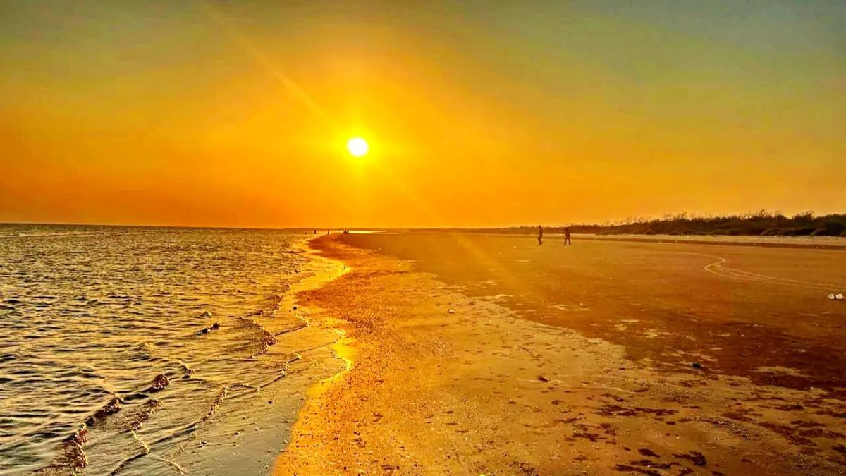MEMESONA: Suasana senja di Pantai Bentar Alam, Sampang. (UBAIDILLAHIR RA’IE/JPRM)