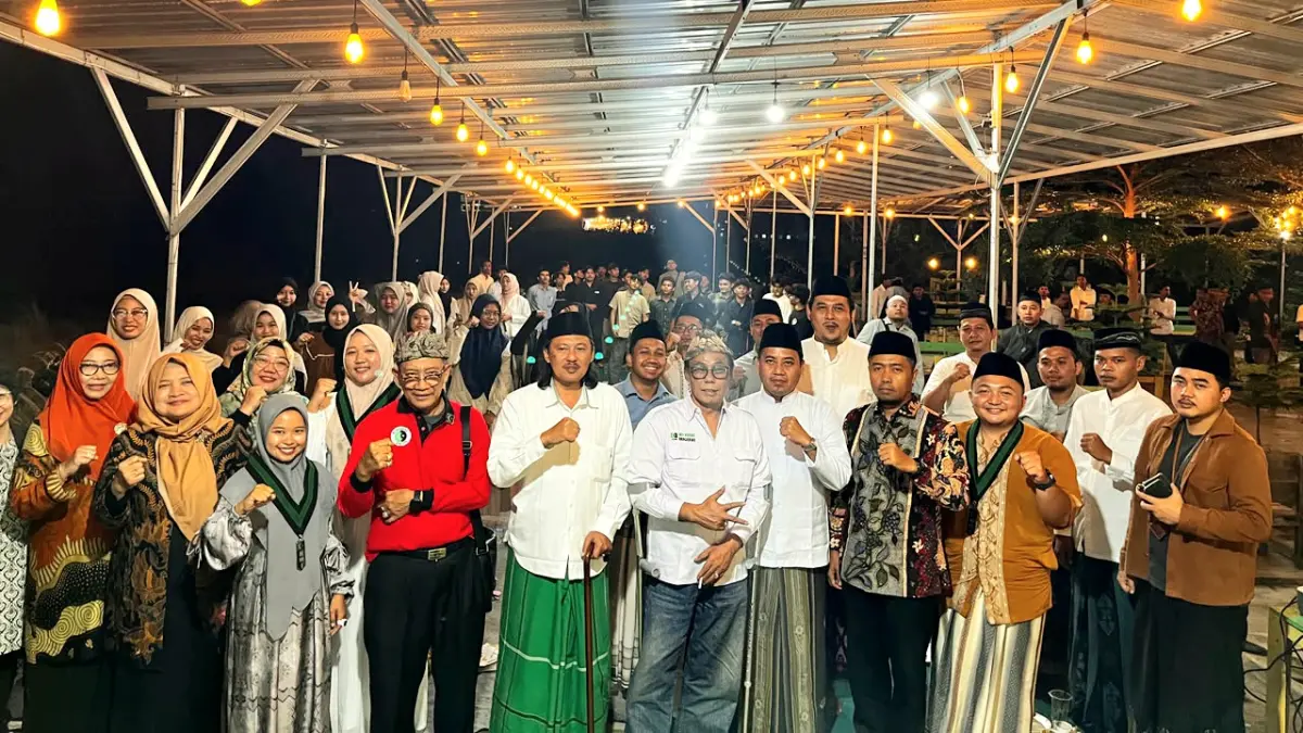 SOLID: Pengurus dan anggota MD KAHMI serta kader HMI Bangkalan berfoto bersama usai pelaksanaan Milad dan Maulid Nabi Muhammad SAW di Desa Telang, Kecamatan Kamal, Jumat (18/9). (MUKAHFI UNTUK JPRM)