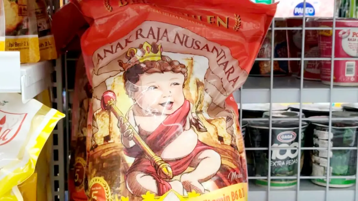 TAK LAYAK KONSUMSI: Diskopumdang Bangkalan menemukan beras fortifikasi palsu terpajang di rak minimarket Kelurahan Mlajah Jumat (18/9). (DISKOPUMDANG BANGKALAN UNTUK JPRM)