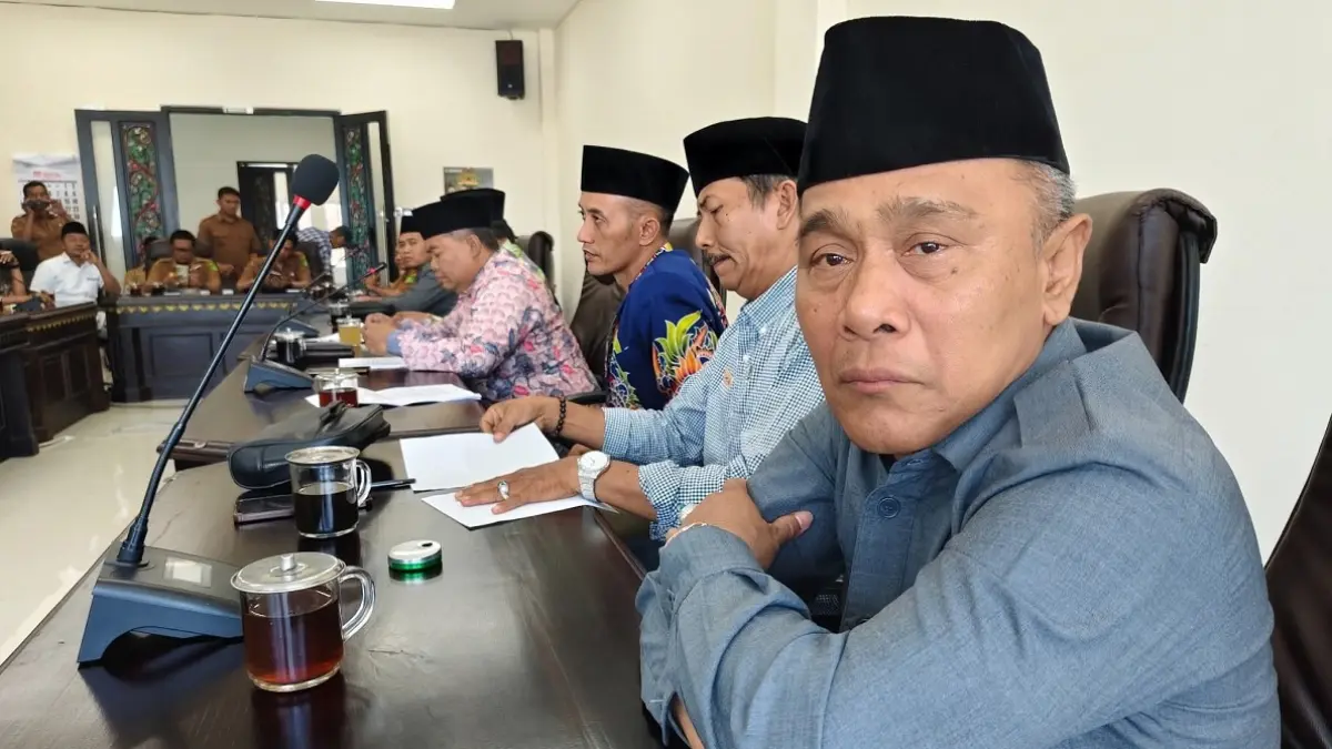 TEGAS: Anggota Komisi II DPRD Sumenep Juhari ketika mengikuti rapat di kantor dewan setempat.