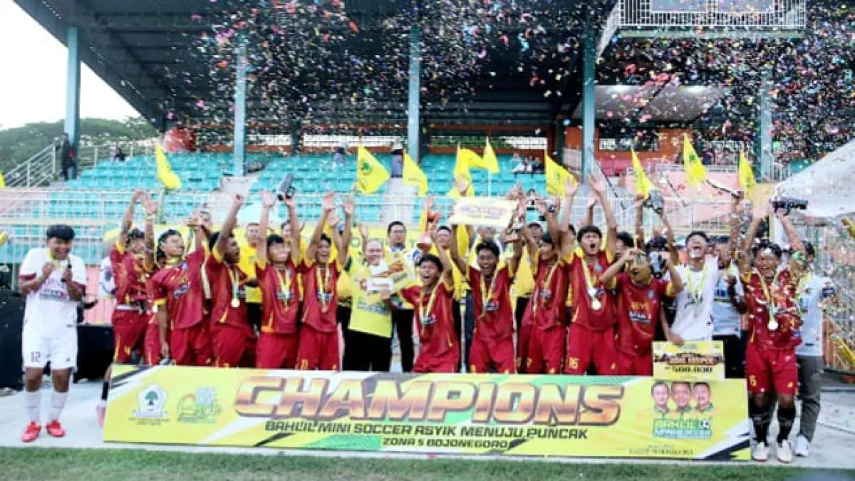 DOMINAN: Tim SMAN 3 Bojonegoro merayakan kemenangan seusai meraih juara pertama Turnamen Bahlil Mini Soccer Zona Bojonegoro di Stadion Letjen Soedirman (SLS) pada Selasa (15/9). Mereka menumbangkan Tim MAN 1 Bojonegoro di laga pemungkas dengan skor 4-0.&nbsp;(ANDIKA FERIAWAN/RADAR BOJONEGORO)