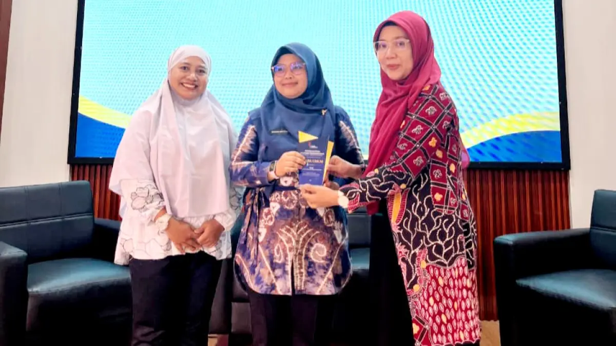 PENGHARGAAN: Penyelenggara memberikan cenderamata kepada pemenang juara umum NE2C 2026. (UTM UNTUK JPRM)