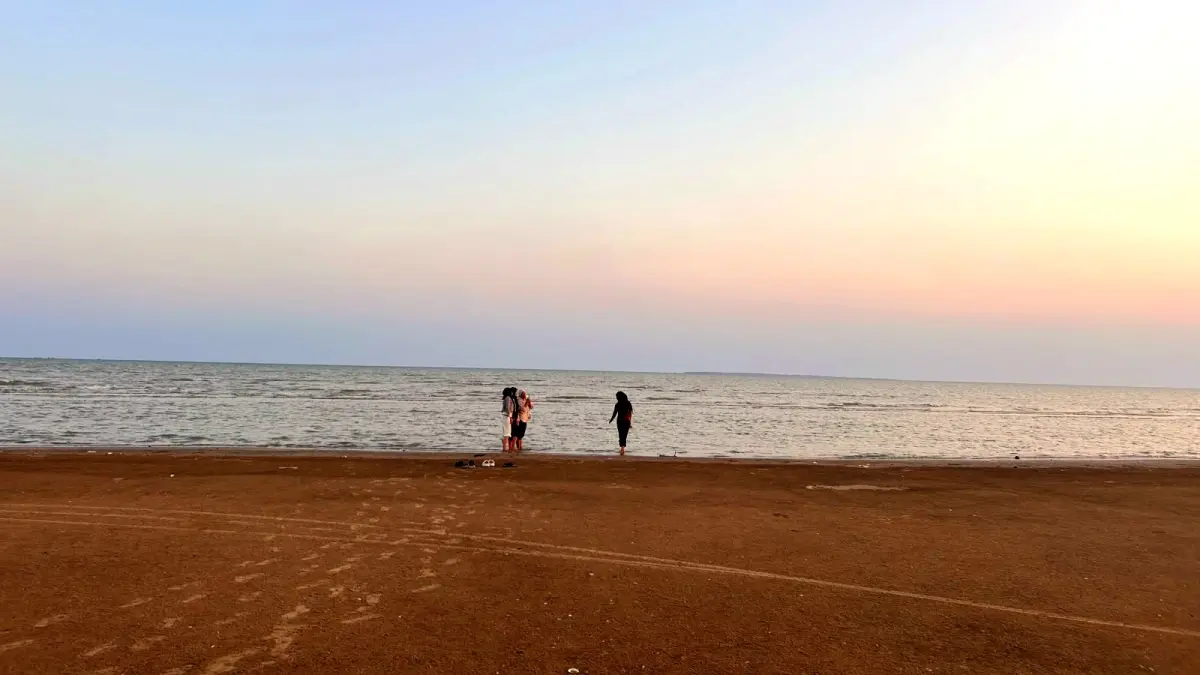 PESONA BIBIR LAUT: Pengunjung sedang bermain di area Pantai Bentar Alam, Sampang. (UBAIDILLAHIR RA’IE/JPRM)