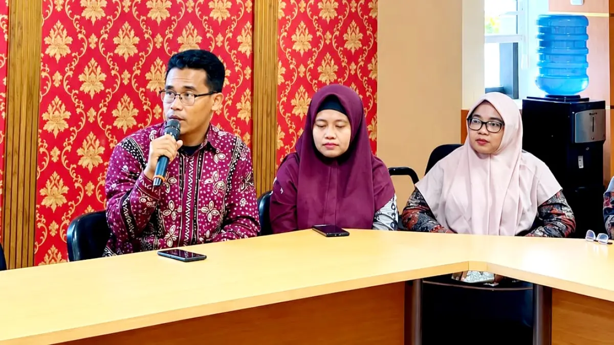 SERIUS: Dosen Ekonomi Pembangunan UTM saat mengikuti focus group discussion (FGD).