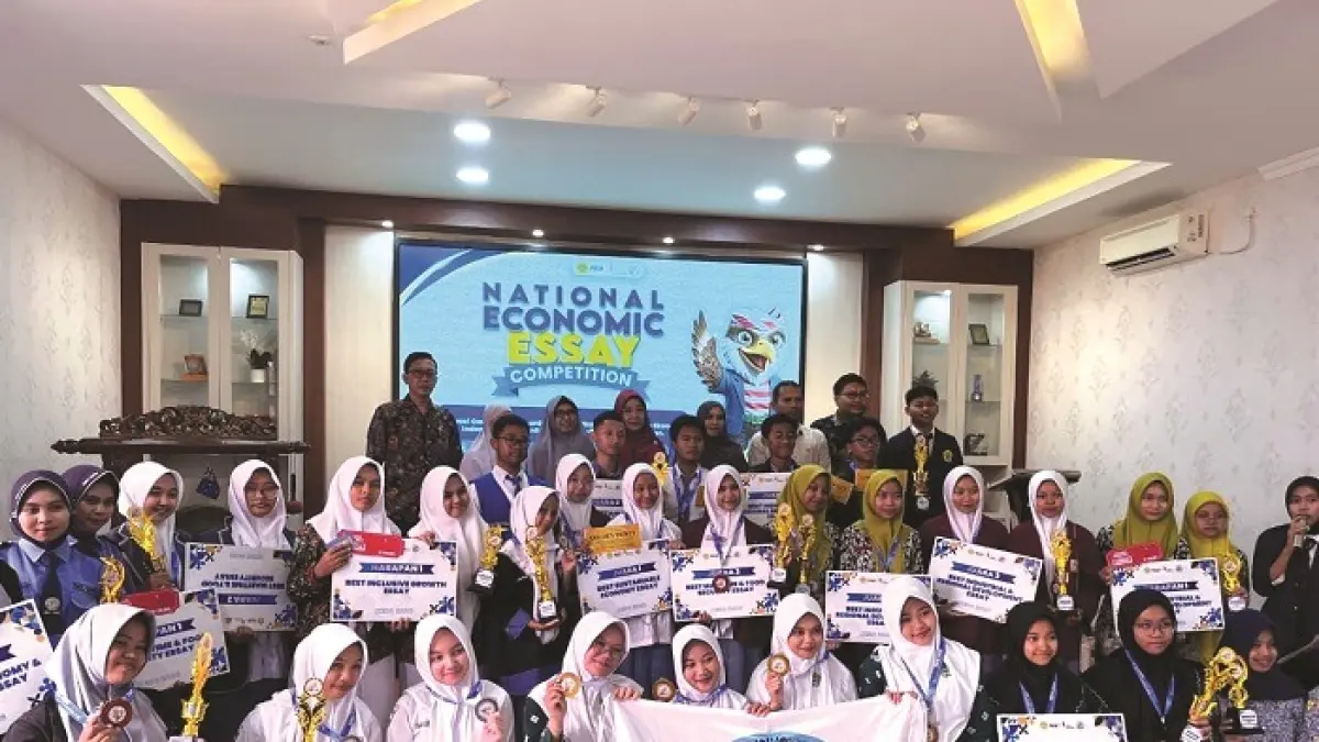 SPEKTAKULER: Peserta NE2C berfoto bersama saat penutupan, Sabtu (19/9). (UTM UNTUK JPRM)
