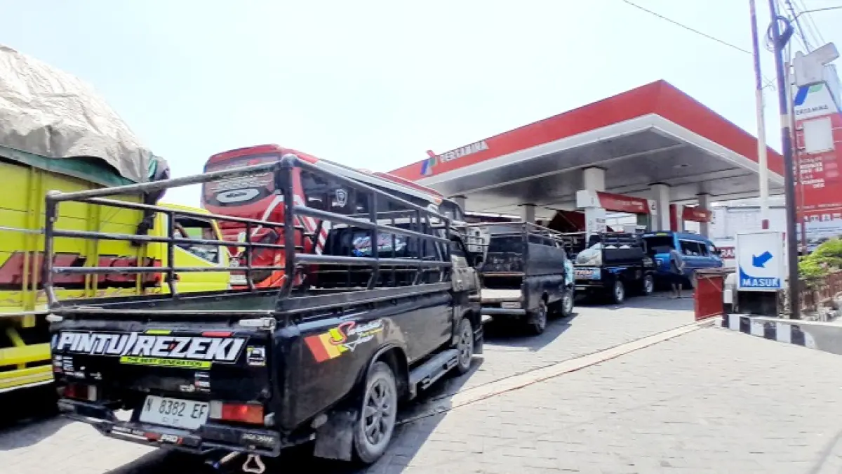 ANTRE: Sejumlah kendaraan sedang antre di SPBU 54.693.02 Jalan Trunojoyo, Pamekasan, Sabtu (19/9). (M. KHOLIL RAMLI/JPRM)
