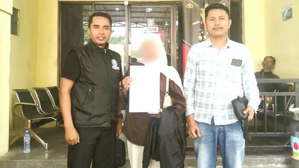 DITIPU: Pelapor didampingi kuasa hukumnya, Moh. Hidayat (kiri), dan timnya saat melapor ke Mapolres Bangkalan, Jumat (18/9). (HIDAYAT UNTUK JPRM)