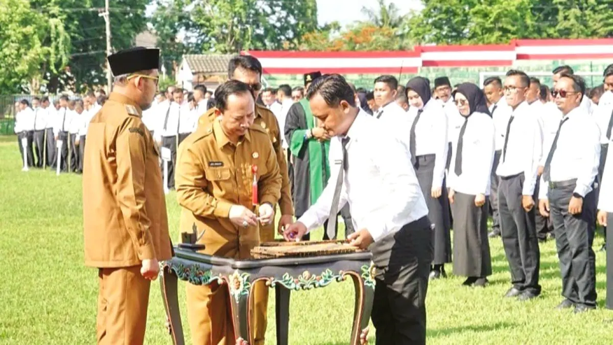 FOKUS: Bupati Sumenep Achmad Fauzi Wongsojudo ketika melantik PPPK paro waktu di GOR A. Yani Sumenep. (PROKOPIM UNTUK JPRM)
