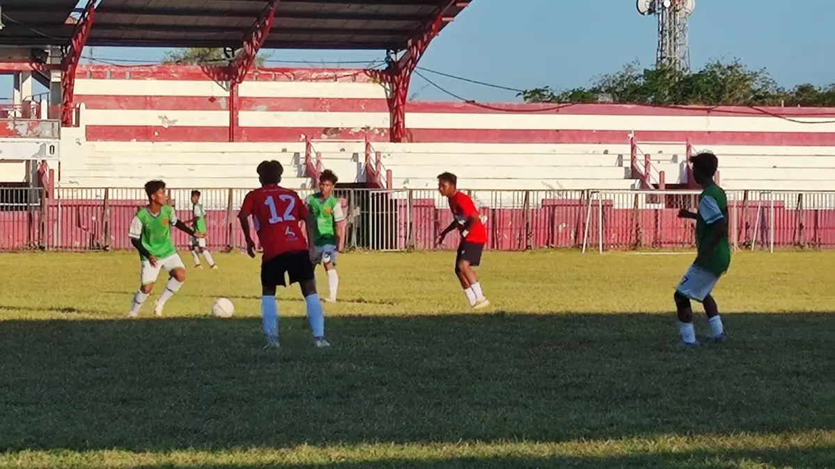 FOKUS: Pemain Perssu Madura City (jersei merah) bertanding dengan pemain HW Pamekasan di Stadion A. Yani, Desa Pabian, Kecamatan Kota Sumenep, pada Minggu (28/6).