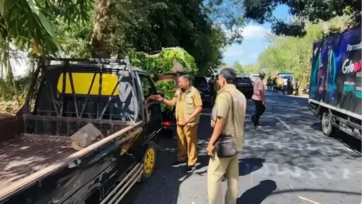 FOKUS: Petugas saat melakukan operasi di Jalan Raya Sumenep–Lenteng, Selasa (15/9).