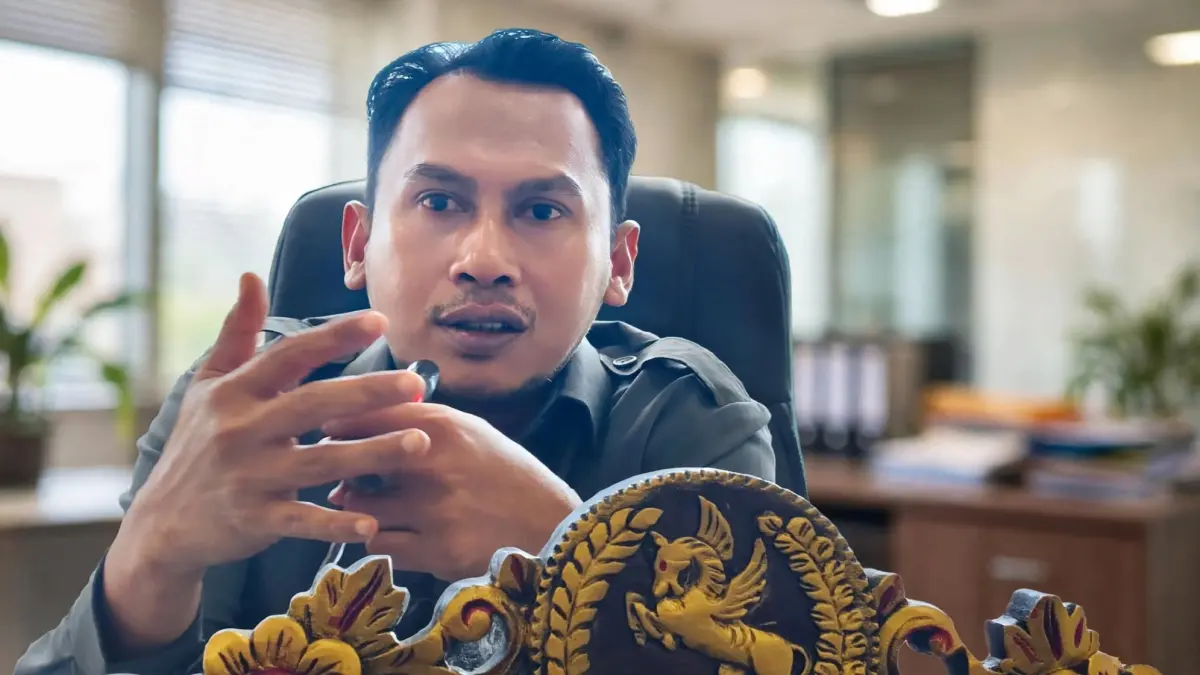 FOKUS: Sekretaris Komisi II DPRD Sumenep Irwan Hayat saat berada di ruangan kerjanya