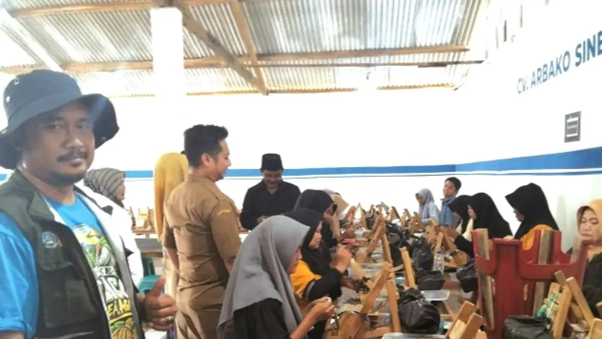 INDUSTRI ROKOK: Plt Kepala DP2KP Bangkalan CHK Karyadita memantau CV Arbaco Sinergi Utama di Kecamatan Blega, Selasa (8/9). (MOH. SUGIANTO/JPRM)