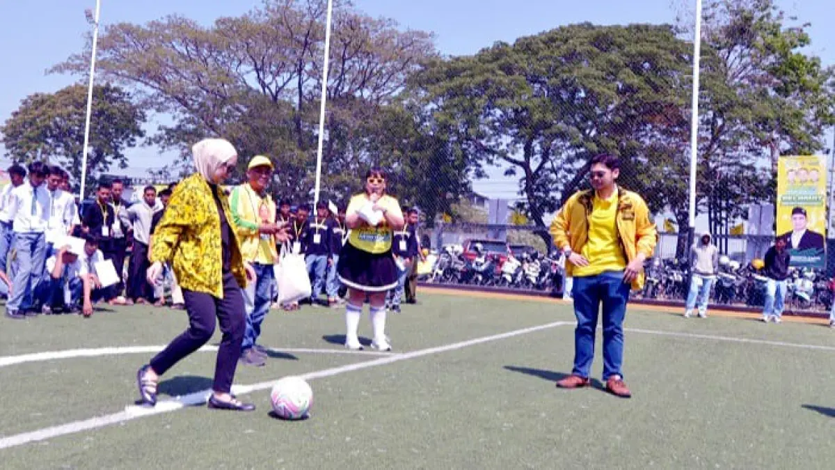 KICKOFF: Anggota DPR RI Adela Kanasya Adies melakukan tendangan pertama sabagai penanda dimulainya turnamen Bahlil Mini Soccer Zona 7 Surabaya. (ANDY SATRIA/RADAR SURABAYA)