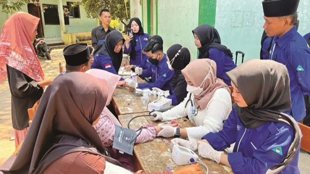 PEDULI: Anggota FKMSB Bangkalan memberikan layanan pengecekan kesehatan gratis di Ponpes At-Ta’wun Sabilus Sholihin, Minggu (20/9). (MAHRUS ALI UNTUK JPRM)