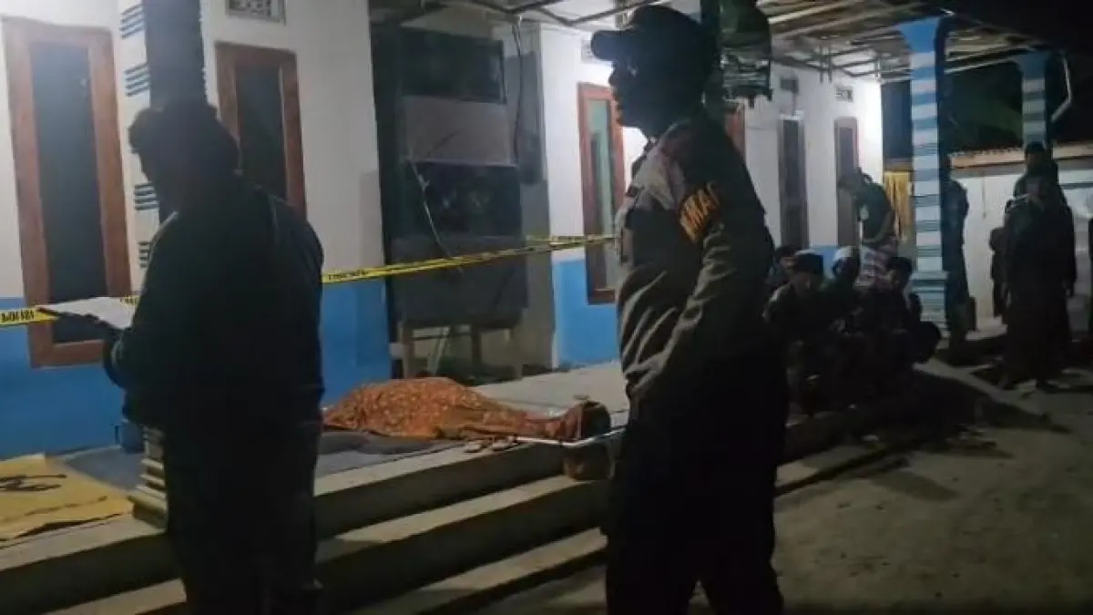 TEWAS: Korban tergeletak di teras rumahnya, Desa Mambulu Barat, Kecamatan Tambelangan, Sampang, Minggu (20/9).