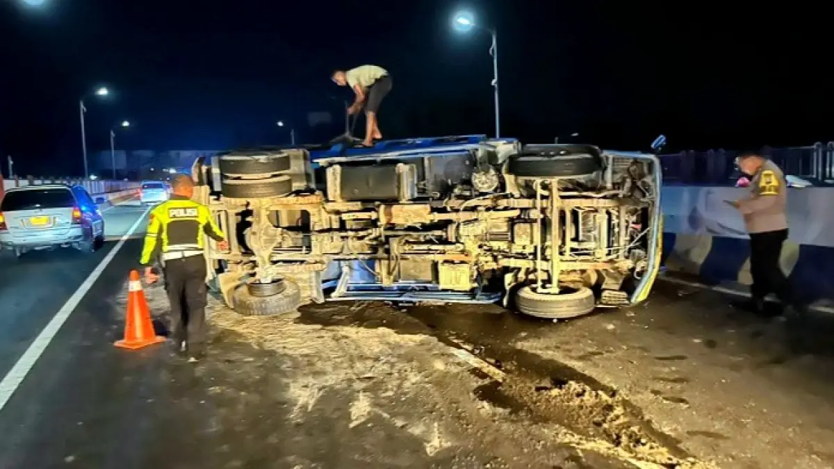TURUN LANGSUNG: Petugas kepolisian saat mengevakuasi truk di Jembatan Suramadu, Sabtu (19/9) malam. (HUMAS POLRES BANGKALAN UNTUK JPRM)