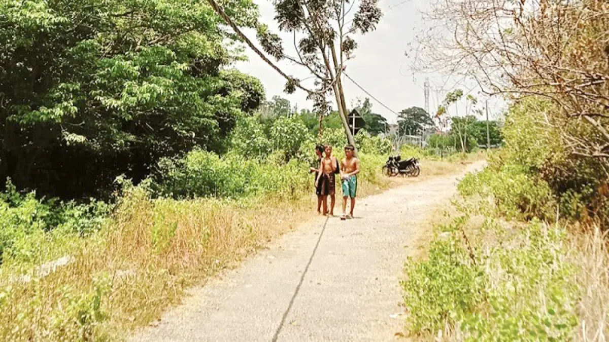 BERBAHAYA: Kabel utilitas dibiarkan menjuntai di akses Wisata Mangrove, Dusun Paci’an, Kelurahan Bancaran, Bangkalan, Minggu (20/9). (INA HERDIYANA/JPRM)