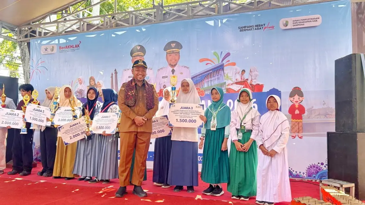 BERJEJER: Wabup Sampang Ahmad Mahfudz berpose bersama penerima penghargaan kegiatan Festival Literasi di halaman Perpusda Sampang, Senin (21/9).