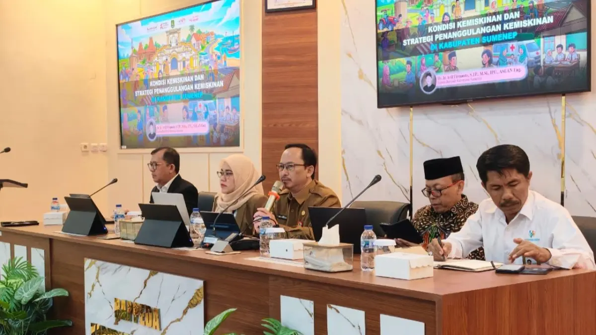 ENERGIK: Kepala Bappeda Sumenep Arif Firmanto (pegang mikrofon) saat memimpin FGD di Ruang Pottre Koneng, kantor Bappeda Sumenep, Selasa (15/9).