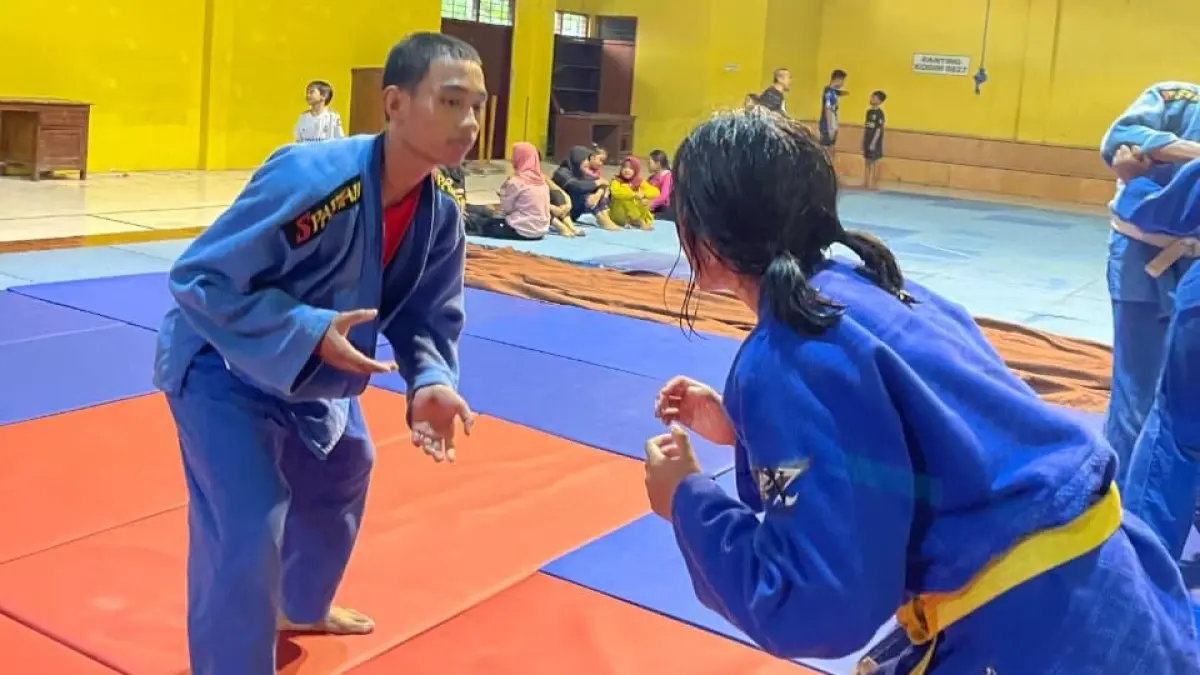 FOKUS: Atlet PJSI Sumenep saat menjalani pemusatan latihan di lapangan GOR A. Yani, Desa Pabian, Kecanatan Kota, pada Rabu (16/9).