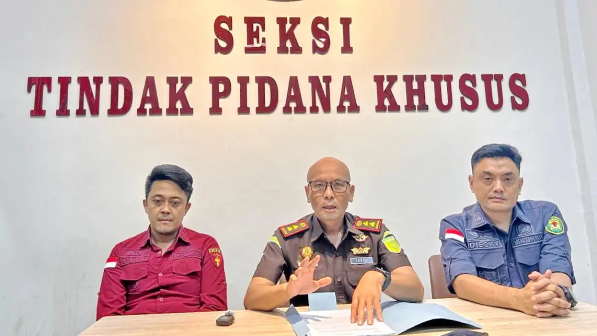 JUMPA PERS: Penyidik Kejari Sampang saat melakukan jumpa pers penetapan tersangka tipikor Dispendik Sampang, Kamis (27/8).