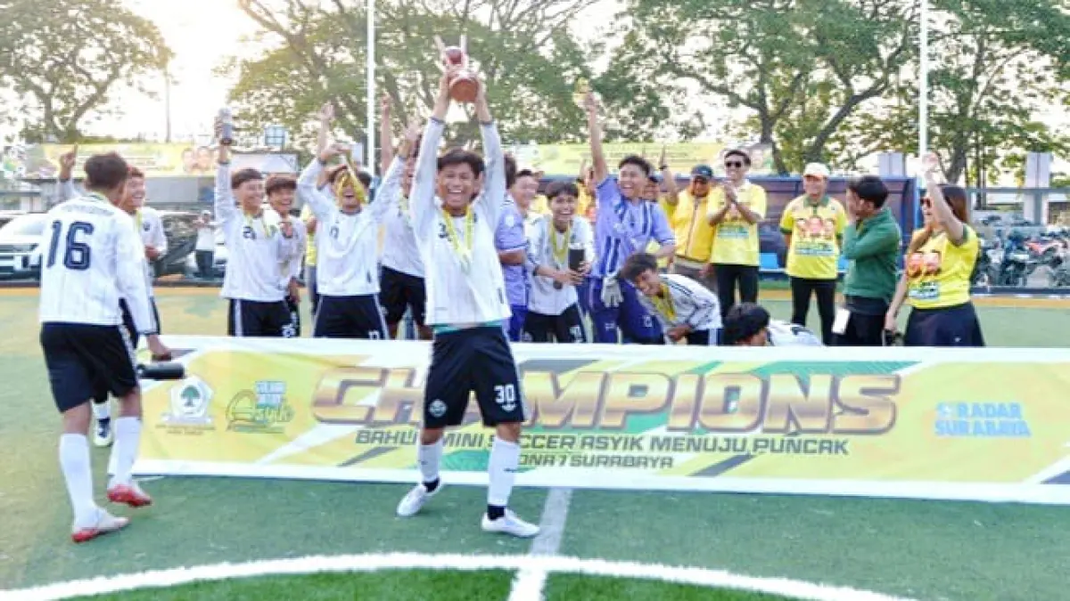 KETAT SAMPAI AKHIR: Pemain-pemain SMA Muhammadiyah 10 Surabaya merayakan predikat juara pertama Turnamen Bahlil Mini Soccer Asyik Menuju Puncak Zona 7, Selasa (22/9) sore. ( ANDY SATRIA/RADAR SURABAYA)
