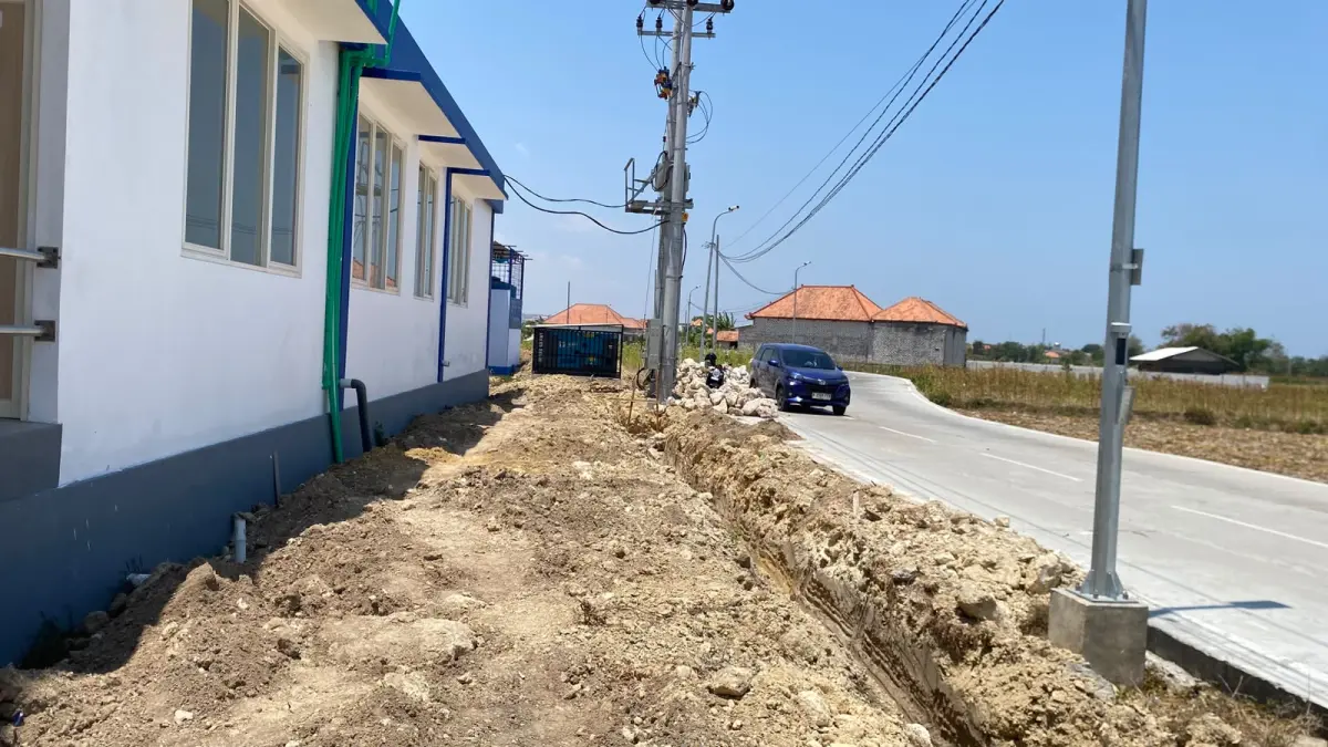 PEMBANGUNAN: Kondisi galian pembangunan Labkesmas Sampang di Jalan Halim Perdanakusuma, Senin (21/9).