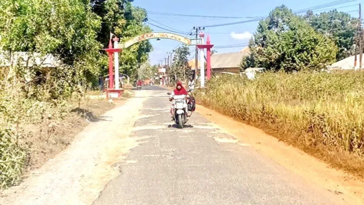 TERIK: Pengendara melintas di jalan Desa Bulangan Barat-Tlagah, Kecamatan Pegantenan, Pamekasan, Rabu (16/9). (MOH. IQBAL AFGANI/JPRM)
