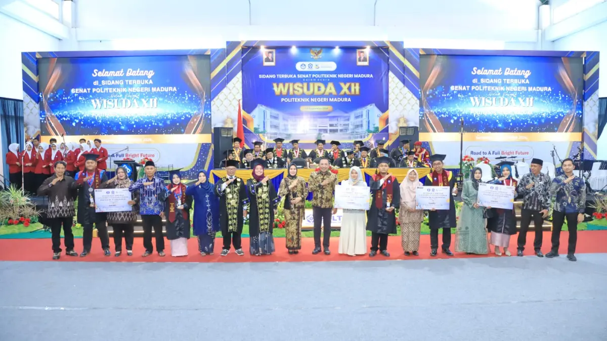 BERKOLABORASI: Direktur Poltera Laily Ulfiyah (tengah, hijab merah) didampingi Ketua Senat Misbakhul Fatah berfoto bersama dengan Bupati Sampang Slamet Junaidi dan Ketua TP PKK Evi Slamet Junaidi beserta wisudawan terbaik di Kampus Poltera Sampang, Sabtu (19/9).