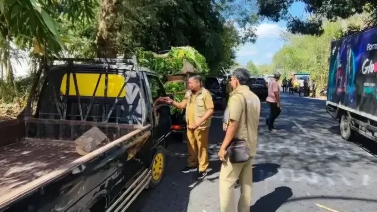 EDUKATIF: Petugas saat melakukan operasi di Jalan Raya Sumenep–Lenteng, Selasa (15/9).