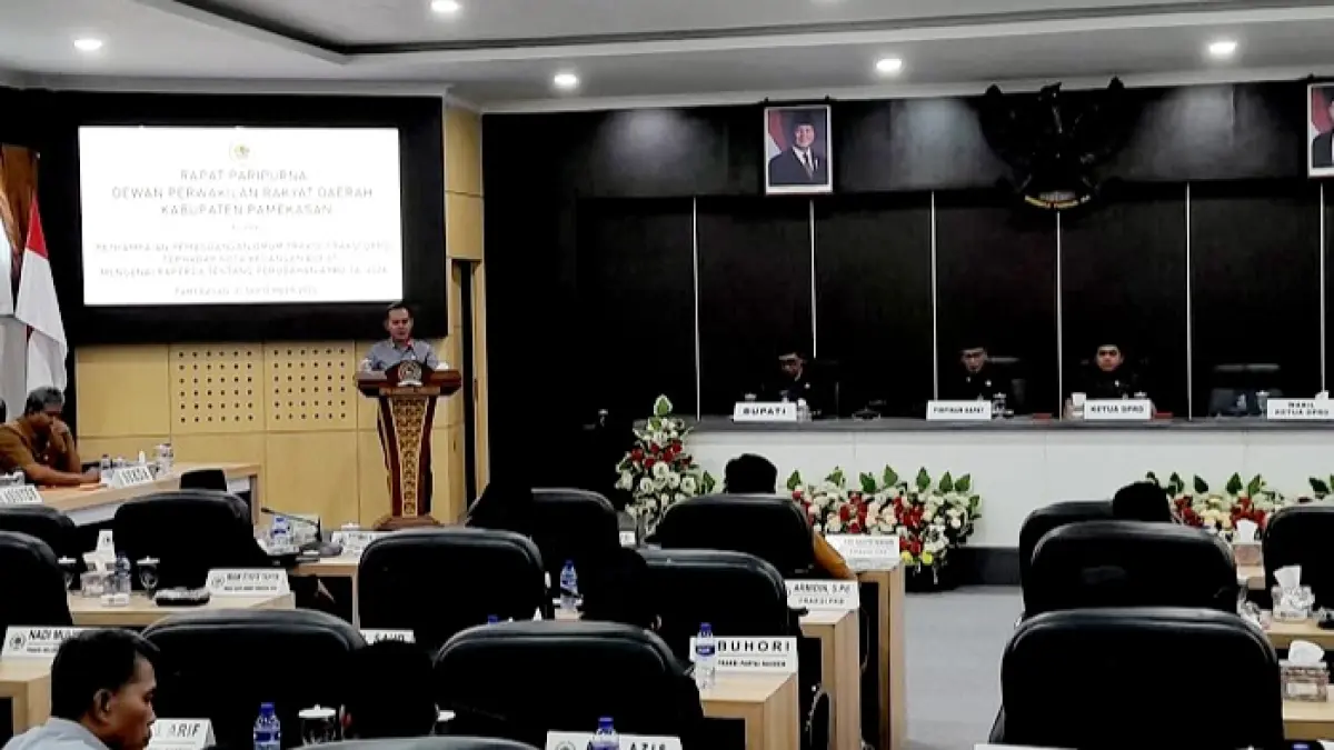 KRITIS: Juru bicara Fraksi Gelora Perjuangan DPRD Pamekasan Nadi Mulyadi menyampaikan PU terhadap Nota Keuangan Raperda Perubahan APBD 2026, Senin (21/9). (M. KHOLIL RAMLI/JPRM)
