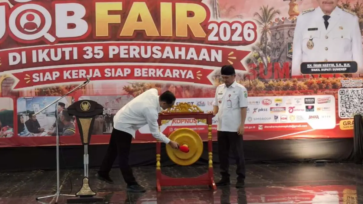RESMI: Kepala Disnaker Sumenep Mustangin (berdiri) mendampingi Sekkab Agus Dwi Saputra saat membuka Sumenep Job Fair 2026 di Gedung Graha Wicaksana Abdi Negara (KORPRI) Sumenep, Rabu (23/9).