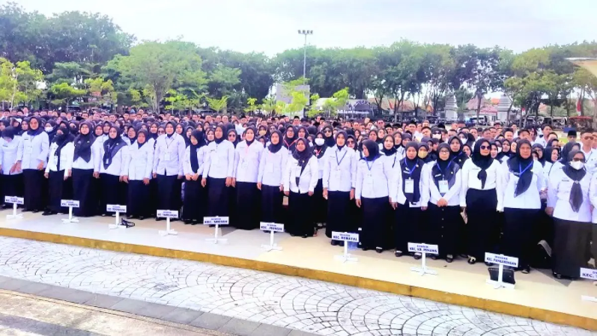 STATUS: Ribuan PPPK paro waktu saat dilantik di Alun-Alun Trunojoyo Sampang beberapa waktu lalu. (AYU LATIFAH/JPRM)
