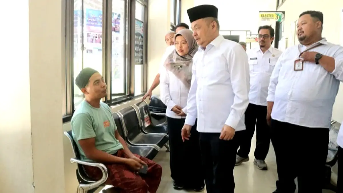 SUPERVISI: Wabup Bangkalan Moch. Fauzan Ja’far berdialog dengan pengunjung di Puskesmas Blega, Rabu (23/9). (PROKOPIM UNTUK JPRM)