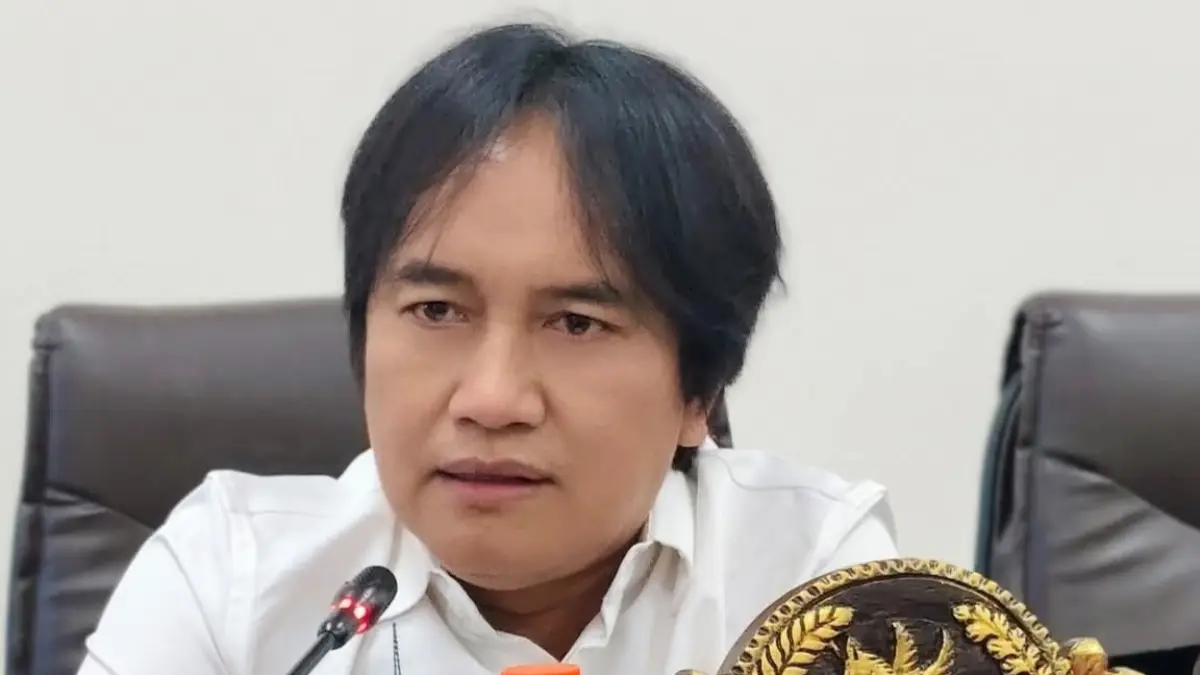 TEGAS: Anggota Banggar DPRD Sumenep Akhmadi Yasid ketika mengikuti rapat di kantor dewan setempat.