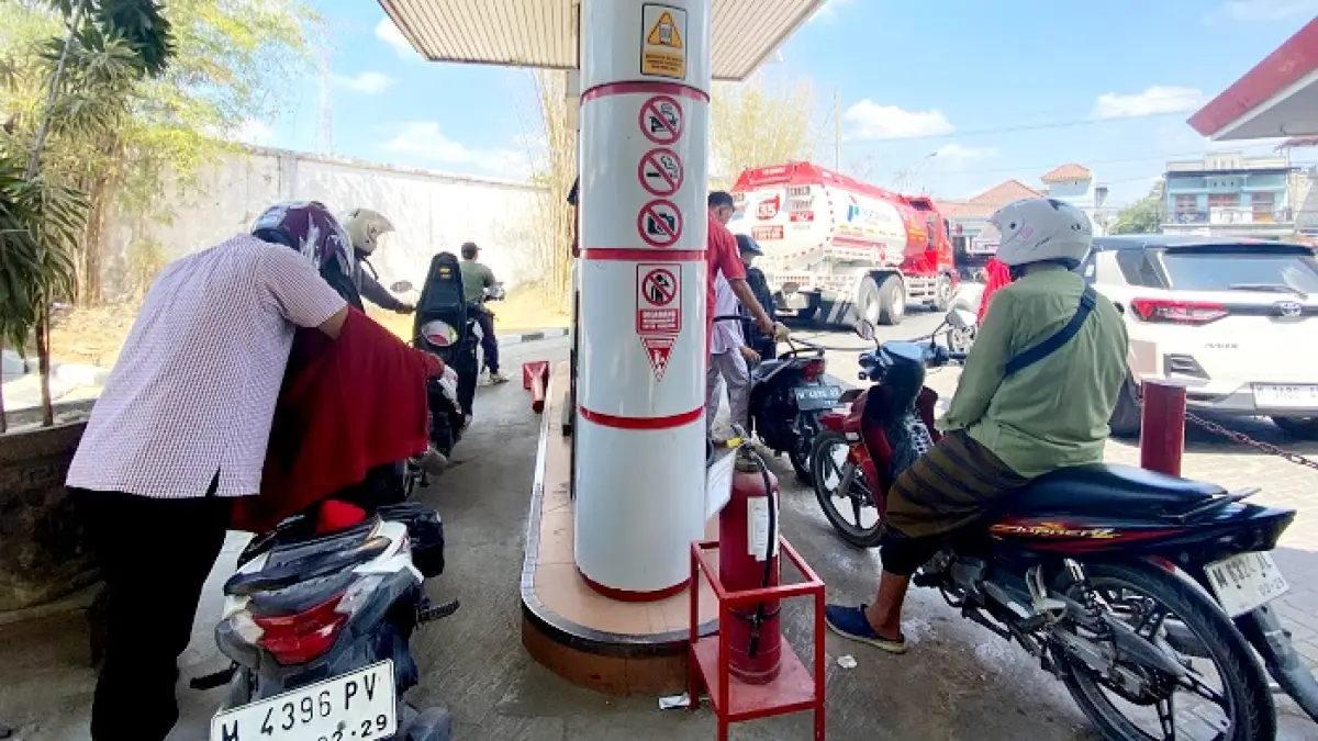 TERTIB: Pengendara mengantre Pertalite di SPBU Jalan Pintu Gerbang Pamekasan Selasa (22/9). (MOH. IQBAL AFGANI/JPRM)