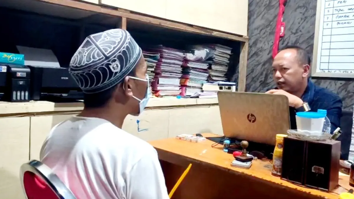 TERTUNDUK MALU: Penyidik Unit PPA Satreskrim Polres Bangkalan memeriksa tersangka pencabulan berinisial ZA, Selasa (18/8). (ZEINAL ABIDIN/JPRM)