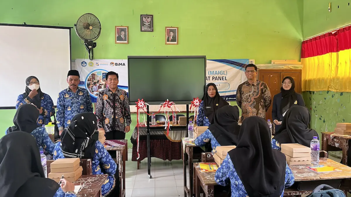 Gambar 1. Penyerahan secara simbolis IFP kepada  SDN Lawangan Daya 3.