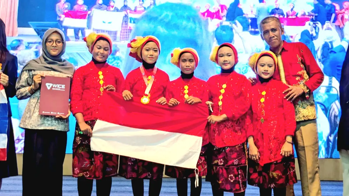 GENERASI EMAS: Siswa MIS Ar-Raudlah Langkap, Burneh, Bangkalan, saat mengikuti kompetisi di Malaysia, Rabu (23/9). (KUSAIRI UNTUK JPRM)