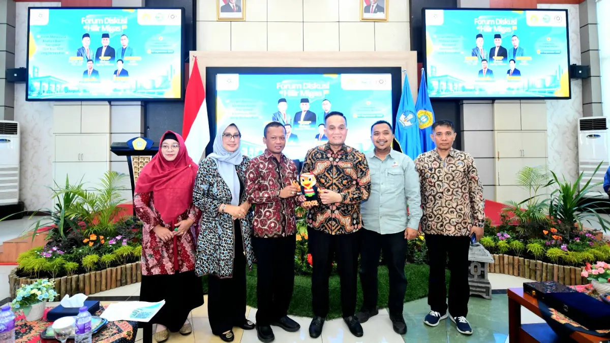 JALIN KERJA SAMA: Rektor UTM Prof. Dr. Safi’ memberikan maskot burung cendet kepada anggota Komite BPH Migas Baskara Agung Wibawa di lantai 10 Gedung Rektorat, Kamis (24/9). (UTM UNTUK JPRM)